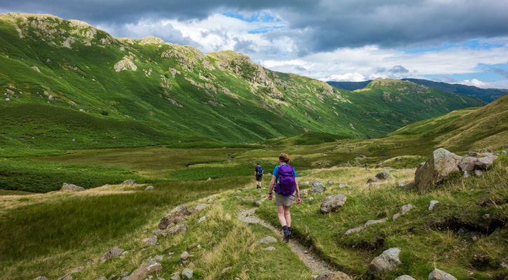 persone che fanno trekking Lake District Inghilterra