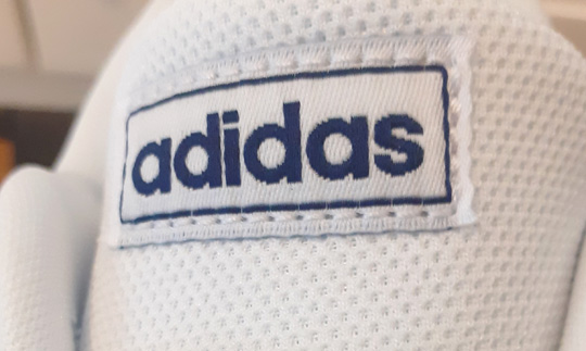 logo Adidas su una scarpa
