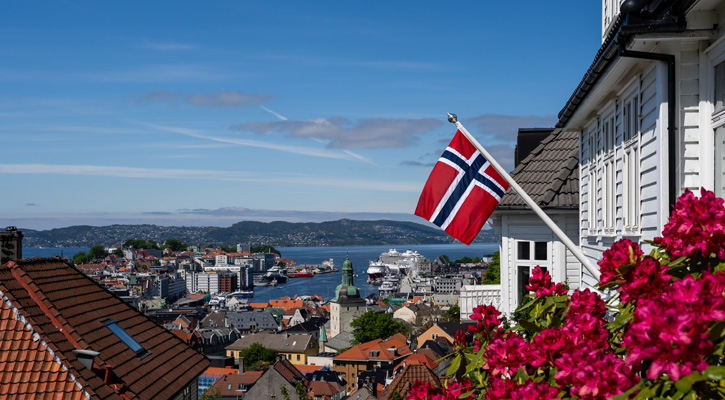 bandiera norvegese nella citta di Bergen