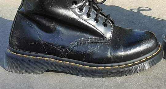 scarpa Dr Martens 1460 in pelle con cucitura gialla