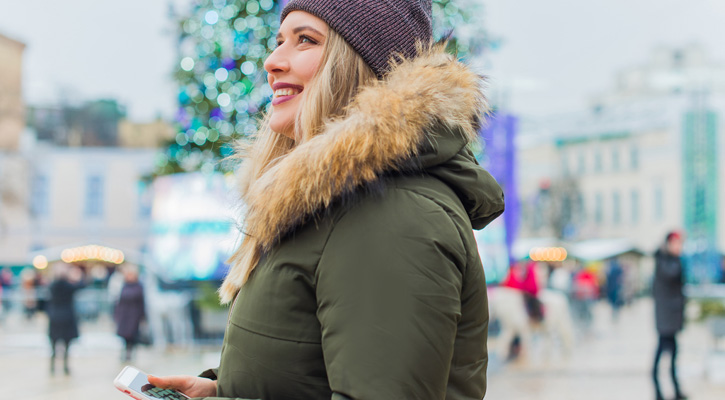 donna con giacca invernale e cappello