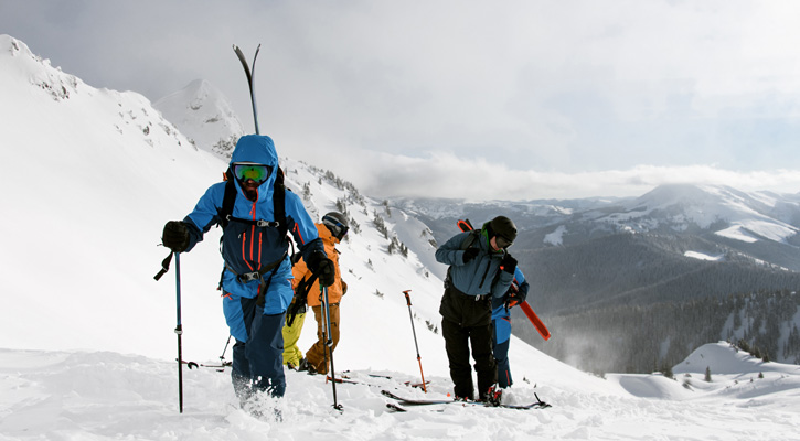sciatori sulla montagna