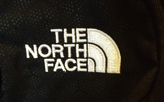 logo The North Face su uno zaino